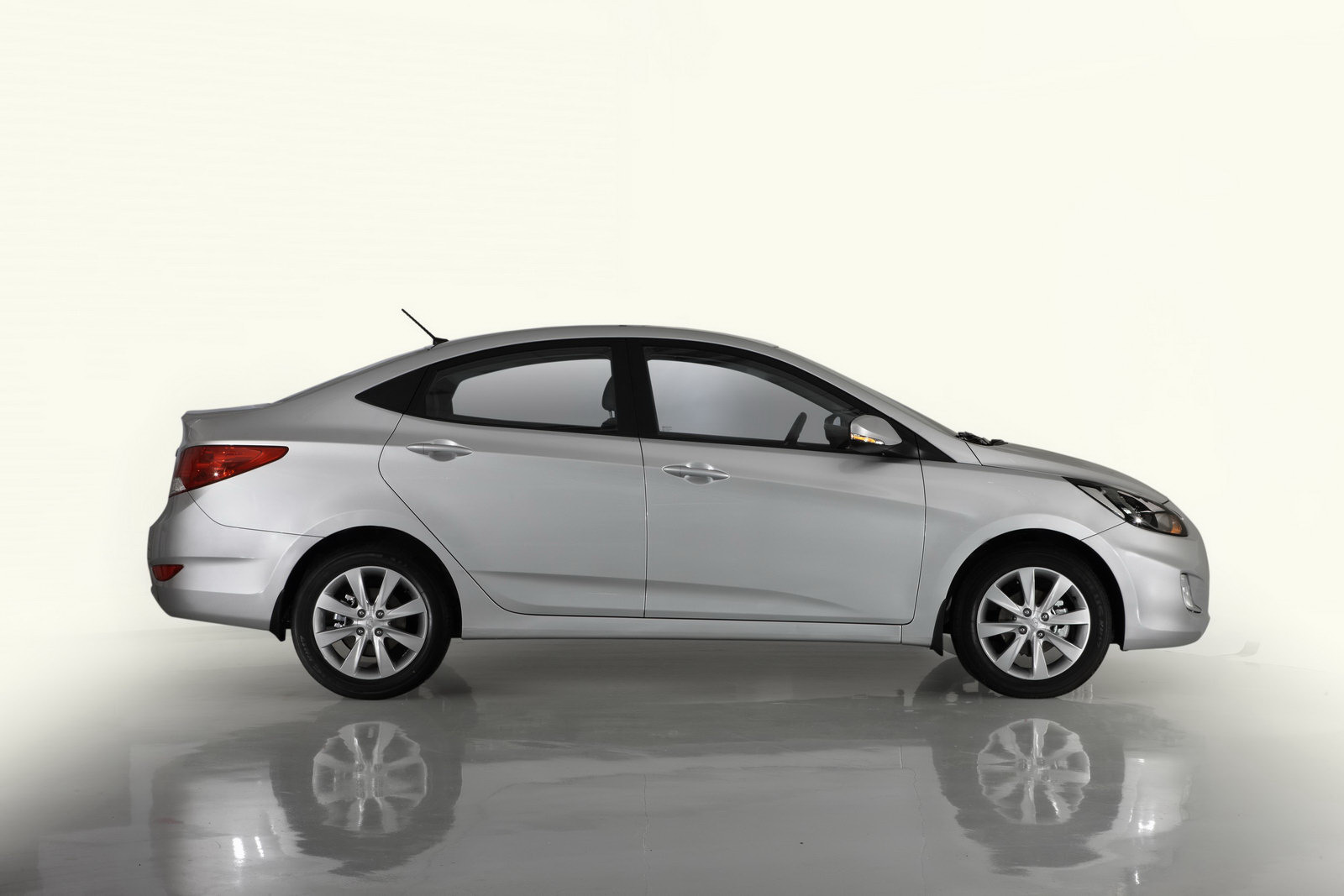 Hyundai Motor объявляет цены на новый автомобиль Solaris